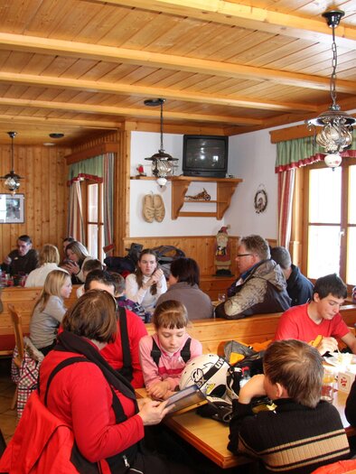 <p>The cozy guest room at the ski hut Grafenwiese in Tauplitz in wood style. The atmosphere is lively and inviting.</p> | © Grafenwiese Tauplitz