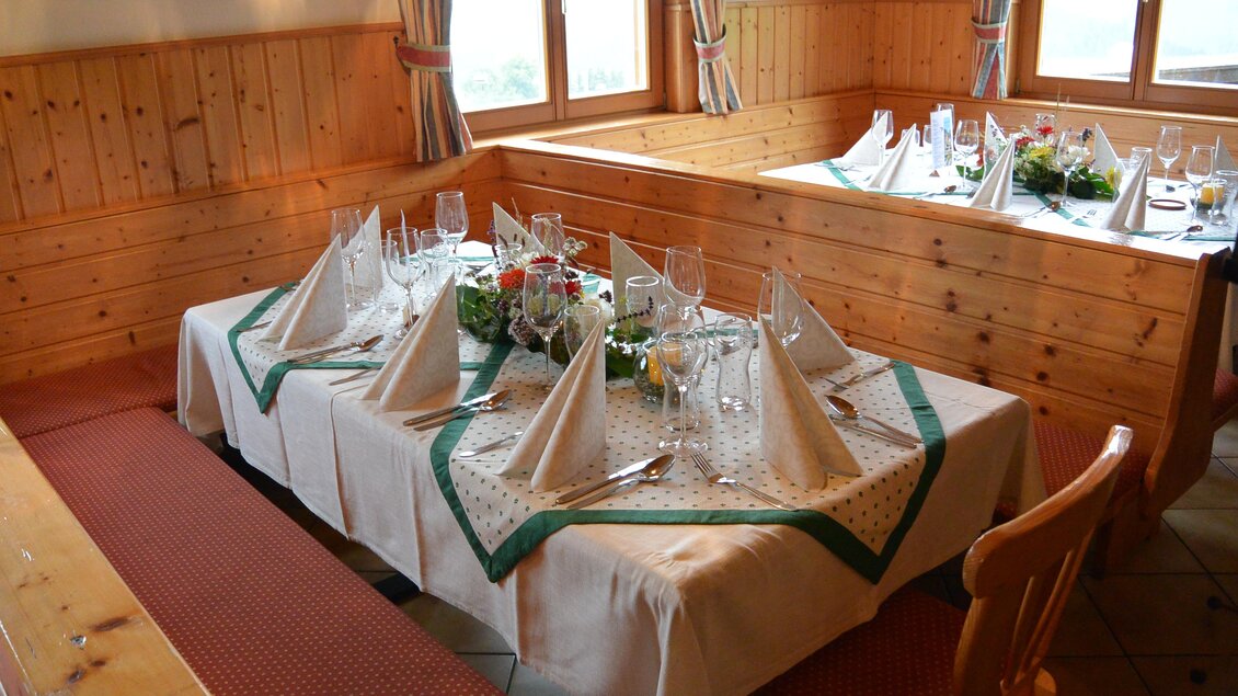 <p>Ein schön dekorierter Tisch im Gastraum der Grafenwiese in Tauplitz. Gläser und Faltservietten sind ordentlich angeordnet, um eine einladende Atmosphäre zu schaffen.</p> | © Grafenwiese Tauplitz