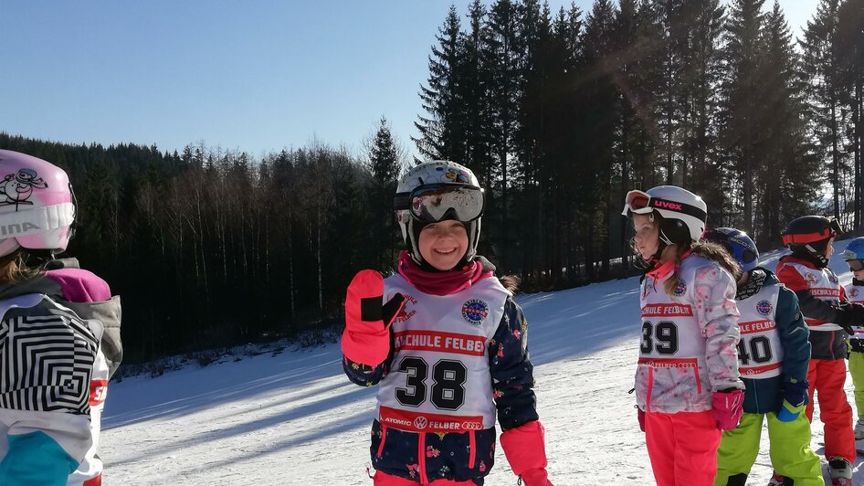 Kinder beim Skifahren | © TV Hochsteiermark