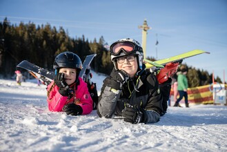 Skilift Rettenegg_Kinder mit Ski_Oststeiermark | © Tourismusverband Oststeiermark
