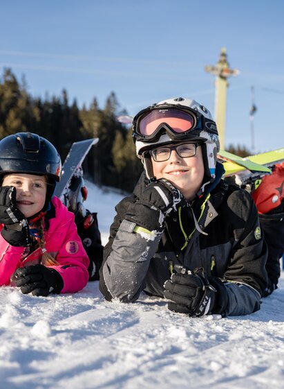 Skilift Rettenegg_Kinder mit Ski_Oststeiermark | © Tourismusverband Oststeiermark | Klaus Ranger | © Tourismusverband Oststeiermark