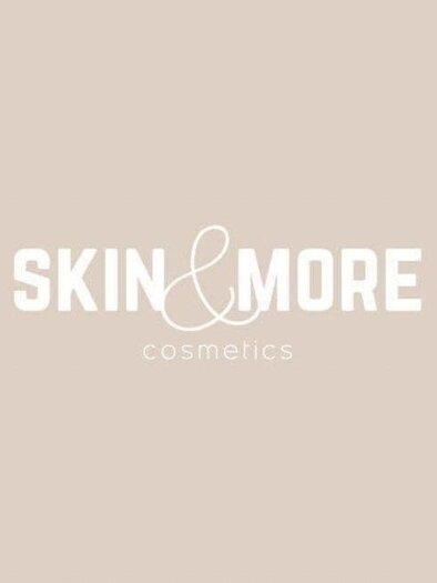 The logo points to the cosmetic studio Skin & More in Bad Aussee. It is designed in white text with a light background. | © Skin & More Cosmetics
