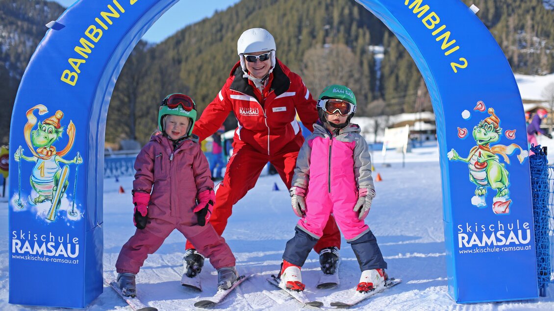 Kinder mit Skilehrer  | © Kinder mit Skilehrer | Alpincenter Dachstein