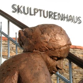 Skulptur beim Stiegenaufgang | © Skulpturenhaus Hortensia