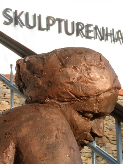 Skulptur beim Stiegenaufgang | Skulpturenhaus Hortensia | © Skulpturenhaus Hortensia