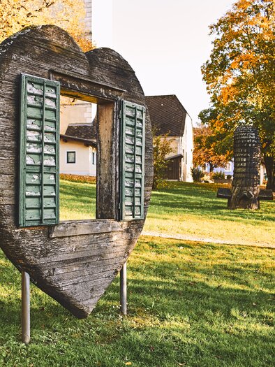 Herzförmige Holzskulptur mit Fenster | © Armin Walcher