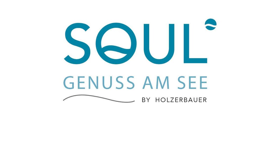 Ein stilvolles Logo mit dem Text "SOUL Genuss am See" und "by Holzerbauer". Es vermittelt eine entspannte Atmosphäre am Wasser.