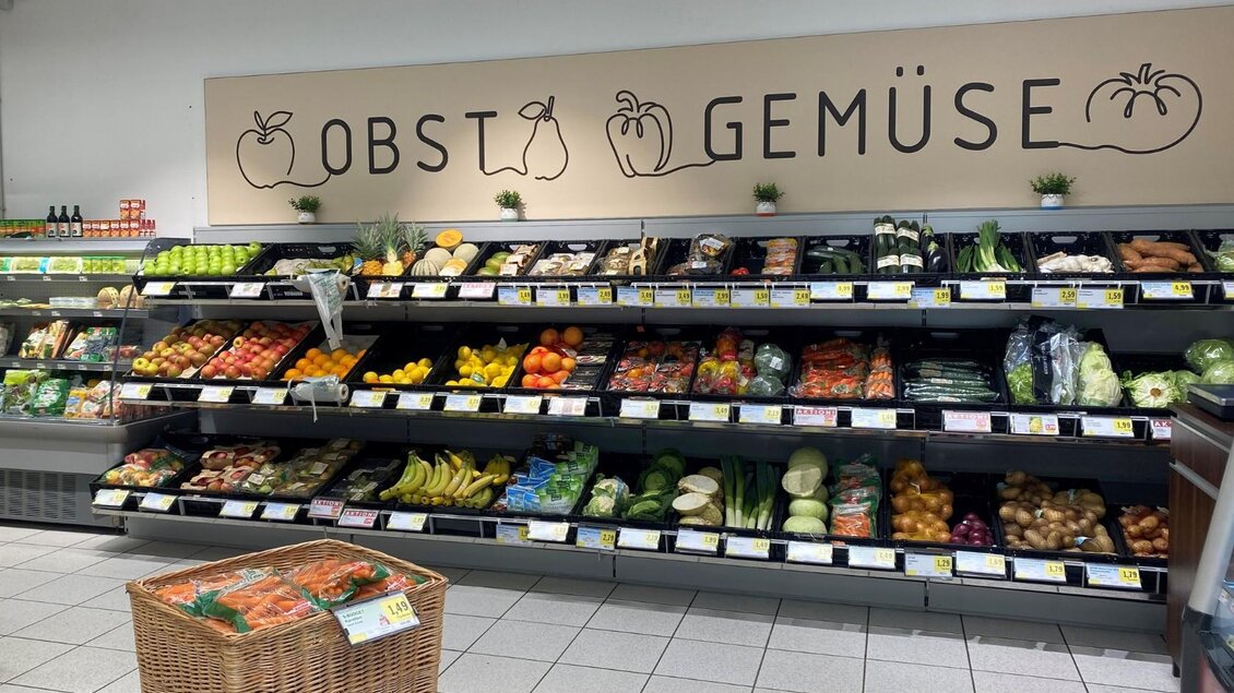 Ein frischer Obst- und Gemüsebereich in einem Supermarkt mit bunten Früchten und Gemüse. Die Regale sind ordentlich und gut sortiert. | © Bettina Scheck
