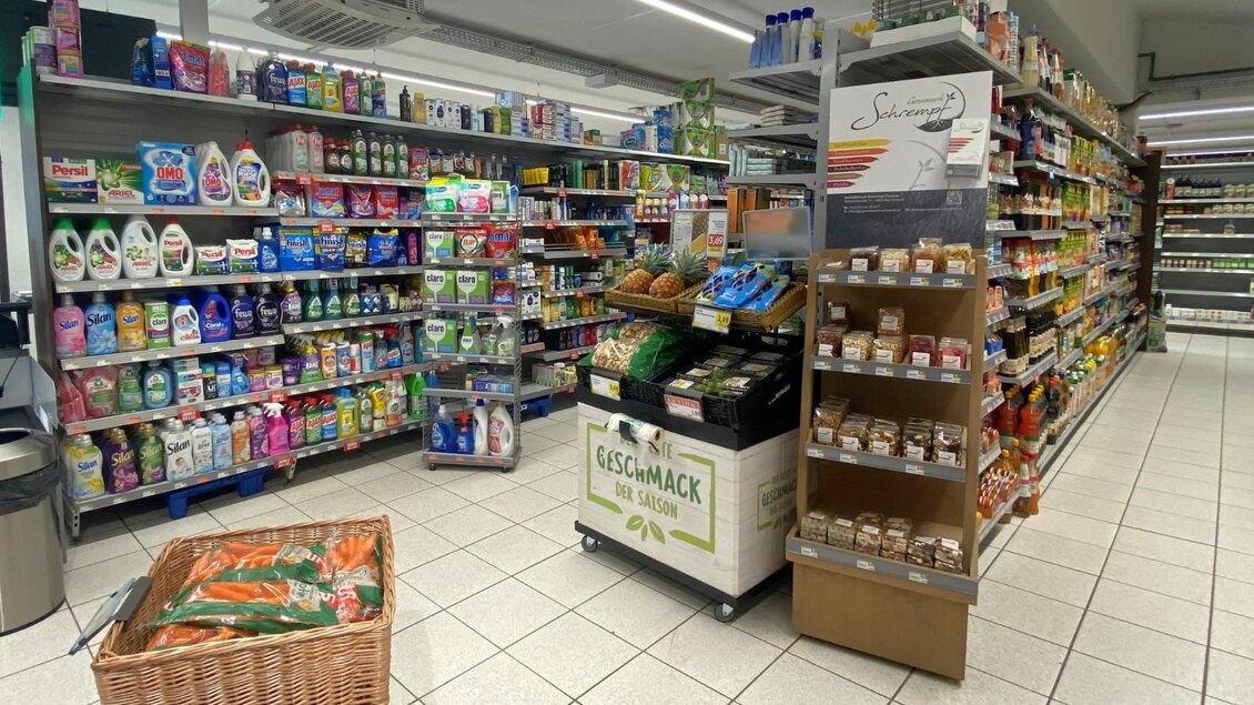 Ein gut sortierter Supermarkt mit Regalen voller Reinigungsmittel und Lebensmitteln. In der Mitte befindet sich ein Stand mit frischen Produkten und Gewürzen. | © Bettina Scheck