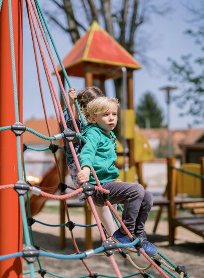 Playground Hist. park_carousel_Eastern Styria | Die Mosbacher's | © Tourismusverband Oststeiermark