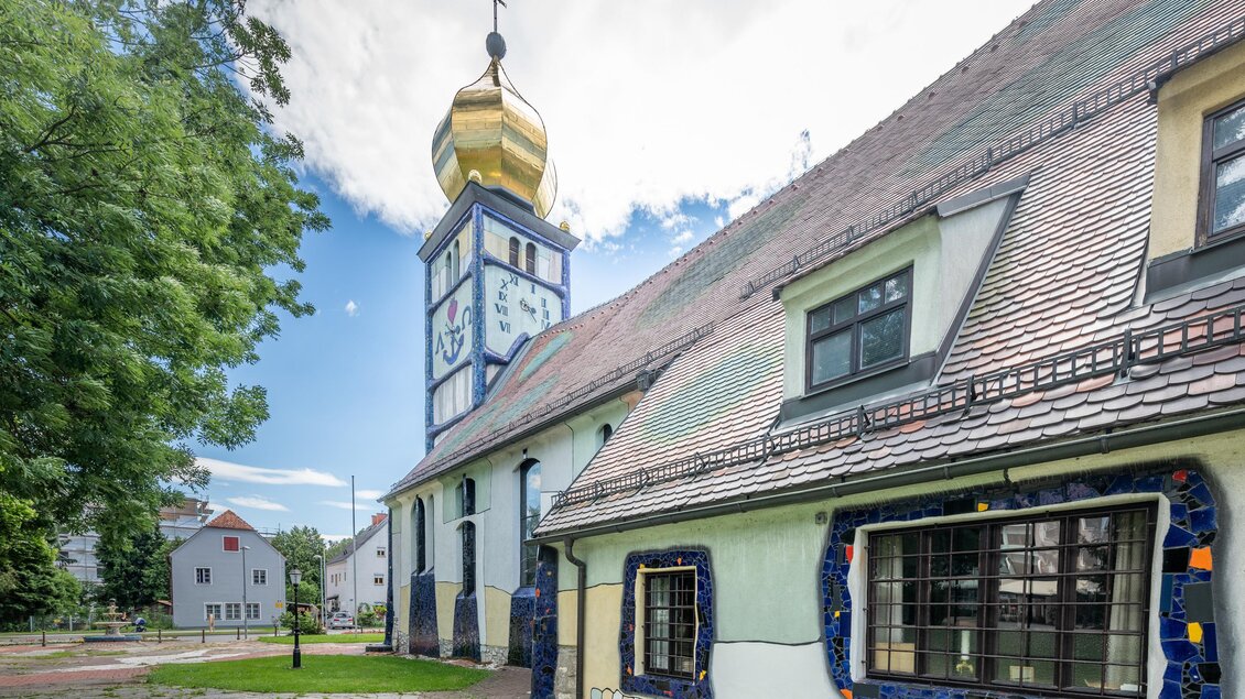 St. Barbara Kirche in Bärnbach mit von Hundertwasser gestaltetem Turm, Dach und farbigen Fensterrahmen | © Die Abbilderei