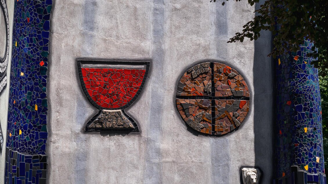 Farbige Mosaike und geometrische Wandornamente von Hundertwasser an der St. Barbara Kirche in Bärnbach | © Region Graz_Bernd Grosseck