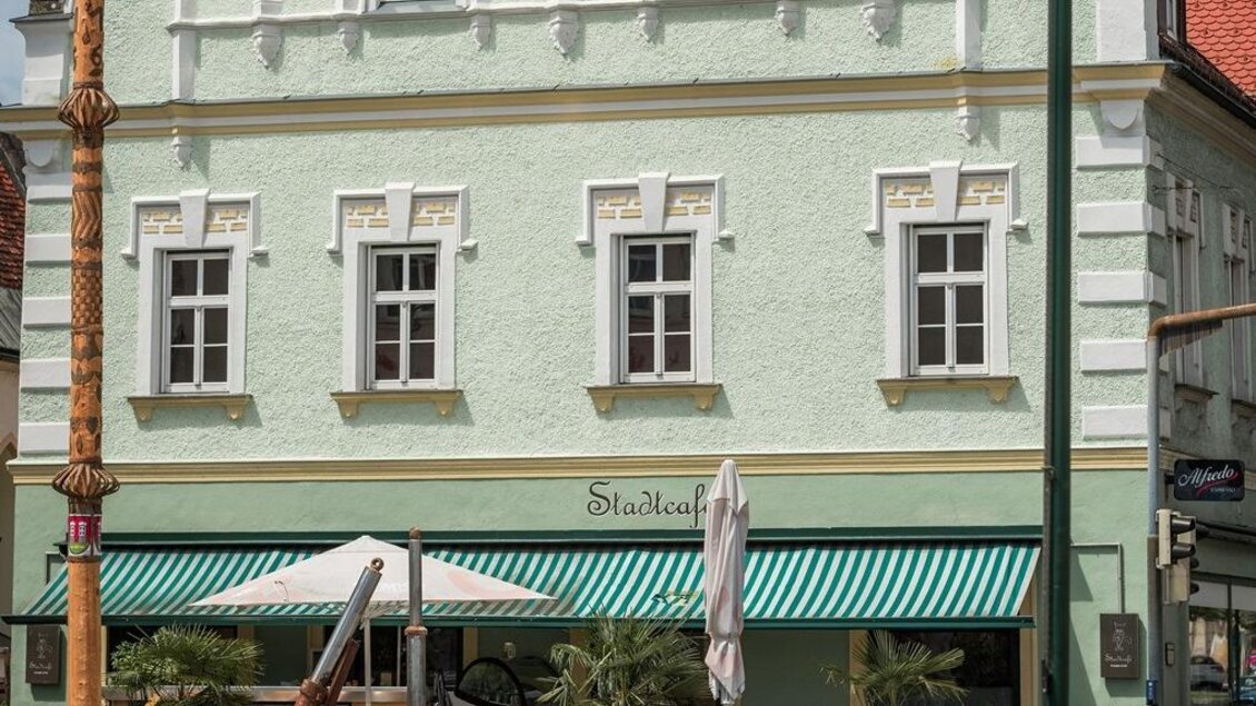 Fassade des Stadtcafés Voitsberg mit Gastgarten, Markisen und Sitzplätzen vor dem Gebäude. | © Dieter Sajovic