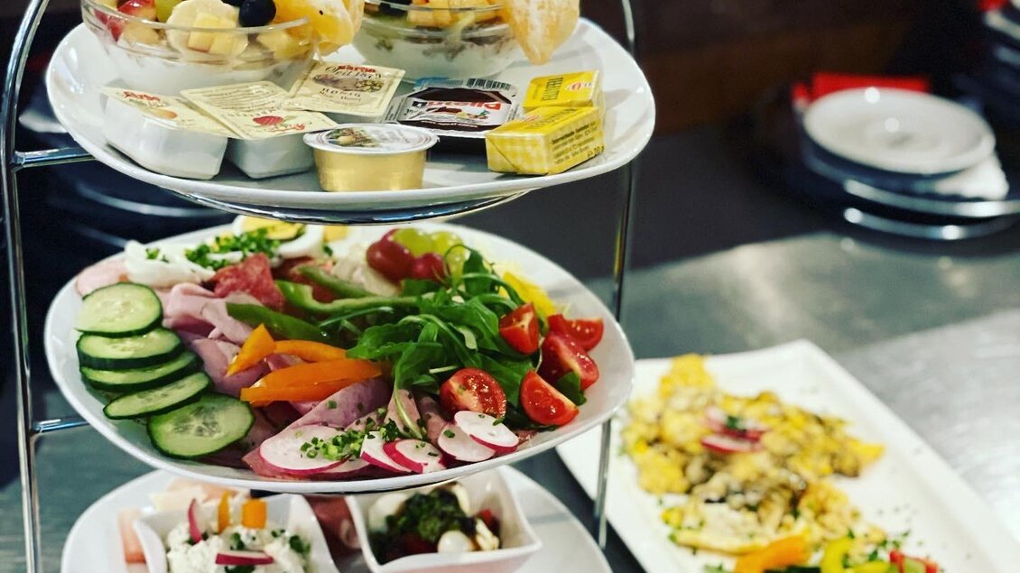 Frühstück mit frischem Gebäck, Aufstrichen, Käse, Wurst, Gemüse und Eierspeise im Stadtcafé Voitsberg. | © Stadtcafé VO-Uhl