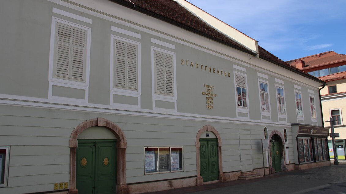 Ein historisches Gebäude mit einer hellen Fassade und grünen Türen. Es trägt die Aufschrift "Stadttheater". | © TVB Erzberg-Leoben