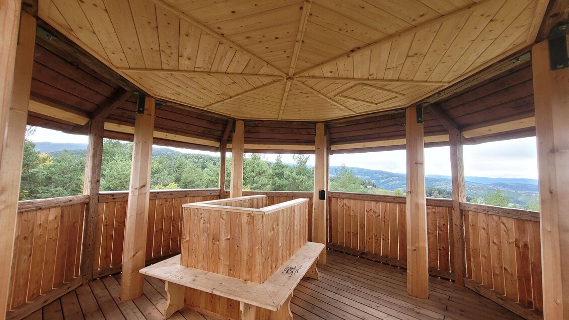 Eine Aussichtshütte aus Holz mit einem runden, offenen Design. Die Innenräume sind hell und bieten Blick auf die umliegende Natur. | © TV Südsteiermark - Irene Löschnig