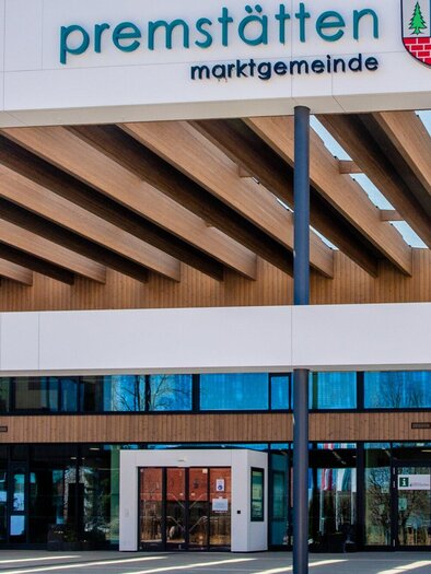 A modern building with wooden cladding and large windows. On it is the name "Premstätten Marktgemeinde." | © Mias Photoart - Region Graz