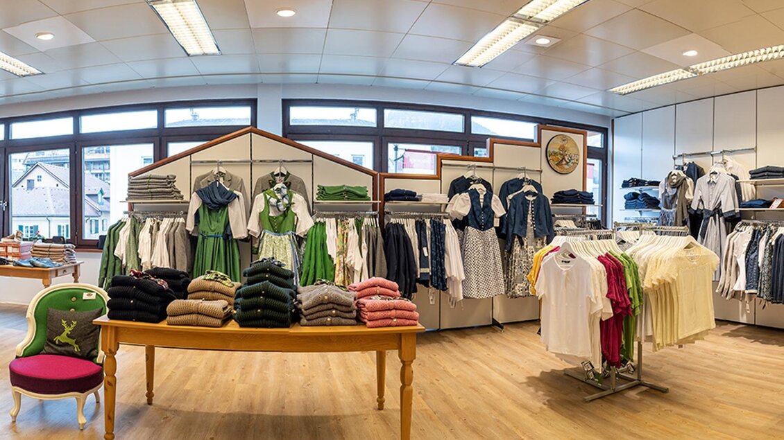Ein bekannter Bekleidungsgeschäft mit traditionellen Trachten und modernen Kleidungsstücken. Die Regale sind gut gefüllt und der Boden ist aus hellem Holz. | © Landmarkt, Christian Wöhr