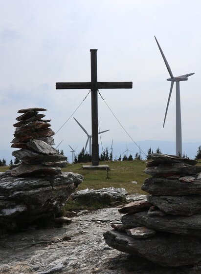 Steinriegel_Gipfelkreuz_Oststeiermark | © WEGES