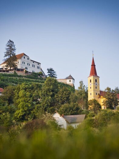 Blick auf Schloss Kapfenstein und Pfarrkirche | Werner Krug | ©  Thermen- & Vulkanland