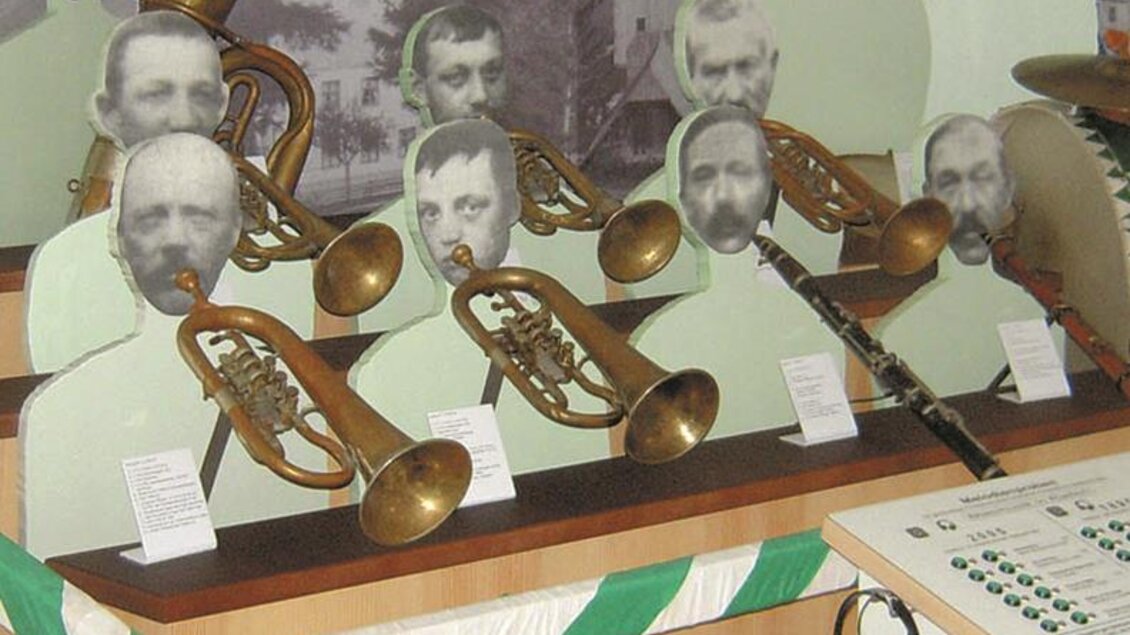 Zu sehen sind antiquare Musikinstrumente. | © Blasmusik-Museum Ratten