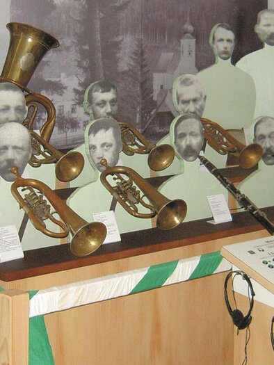 Antique musical instruments can be seen. | © Blasmusik-Museum Ratten