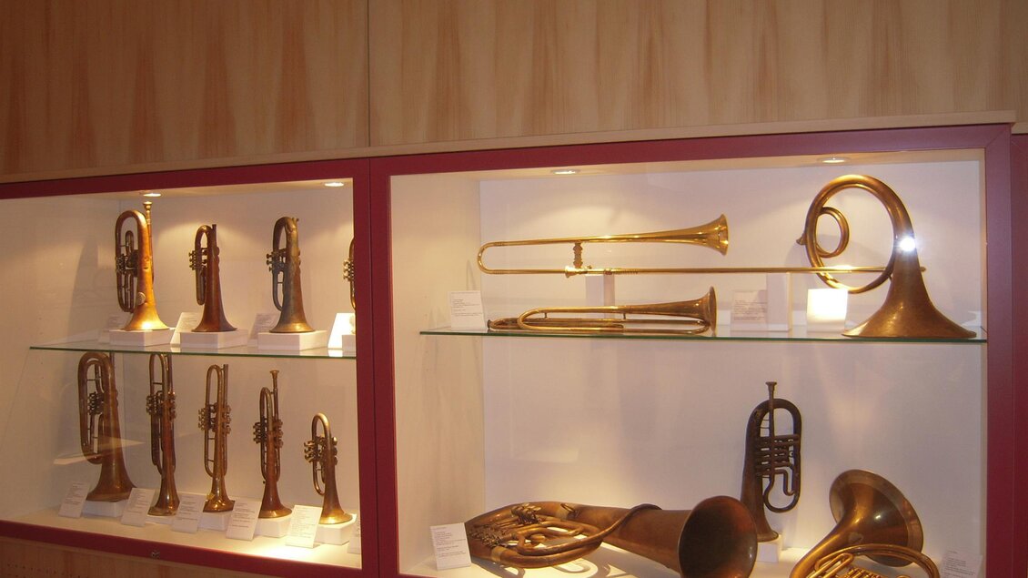 Musikinstrumente im Ausstellungsraum. | © Blasmusik-MUSEUM Ratten