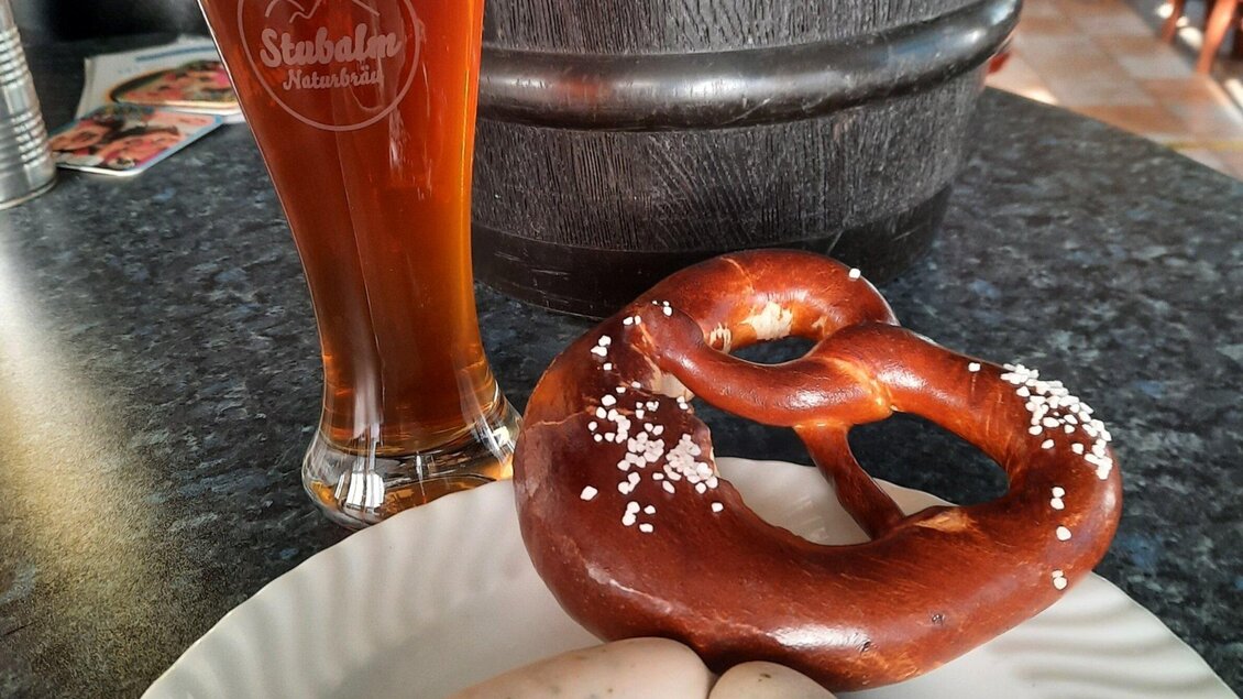 Brezel mit Salz und Glas Bier auf Tisch in der Stubalmbrauerei Köflach. | © Stubalmbräu-Mara