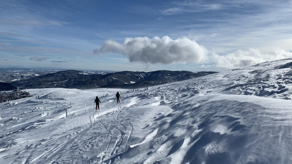 zu sehen sind Skitourengeher im Schigebiet. | © Oststeiermark Tourismus