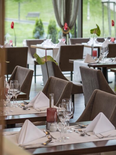 An elegant restaurant with beautifully set tables and a view outdoors. The atmosphere is calm and inviting. | © Styrasia Restaurant