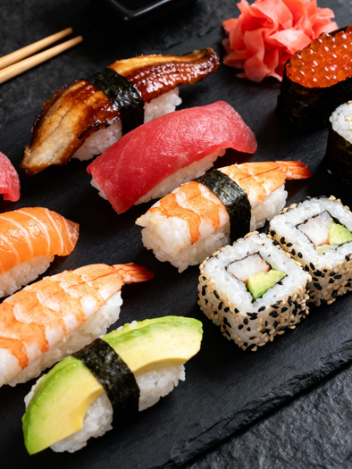 Auswahl an Sushi auf schwarzer Schieferplatte. | © Perplexity_Benedikt Trummer