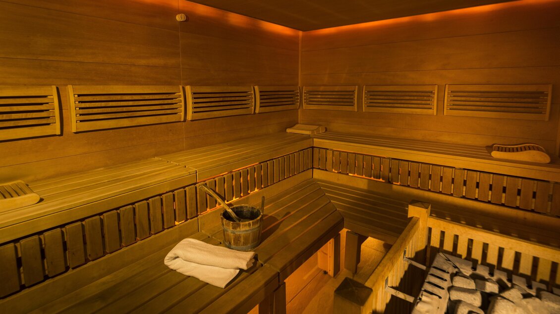 Genießen Sie erholsame Stunden im Apfel & Energie Spa mit Hallenbad, Saunalandschaft und gemütlichen Ruhebereichen. | © Der Thaller