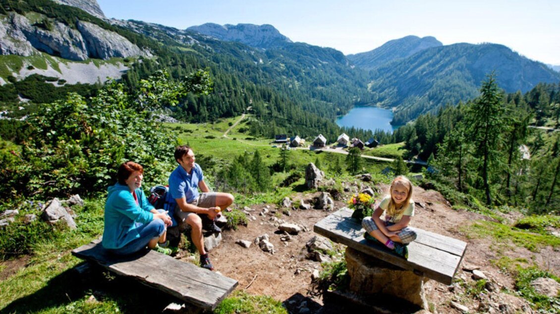 Eine erholsame Rast an einem der schönsten Plätze mit Blick auf den Steirersee auf der Tauplitzalm: dem Steirerseebankerl.  | © TVB Ausseerland Salzkammergut_Tom Lamm