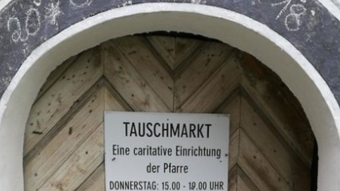 <p>Der Eingang zum Bad Ausseer Tauschmarkt. Der Markt ist eine karitative Einrichtung der Pfarrgemeinde und findet donnerstags von 15:00 bis 19:00 Uhr statt.</p> | © Pfarre Bad Aussee