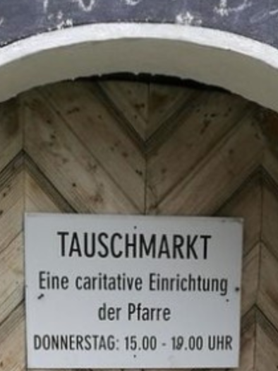 <p>The entrance to the Bad Aussee exchange market. The market is a charitable institution of the parish community and takes place on Thursdays from 3:00 PM to 7:00 PM.</p> | © Pfarre Bad Aussee