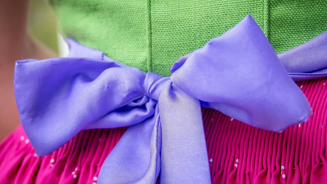 <p>Eine traditionelle Ausseer Dirndltracht. Zu sehen ist die Masche auf der Rückseite gebunden.p> | © www.narzissenfest.at_Christine Struz