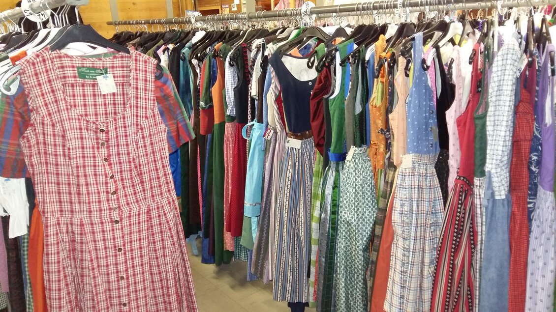 Ein Kleiderständer mit einer Vielzahl von bunten Kleidern. Im Vordergrund ist ein kariertes Kleid zu sehen, während weitere Modelle im Hintergrund hängen. | © Kirchschlager Petra