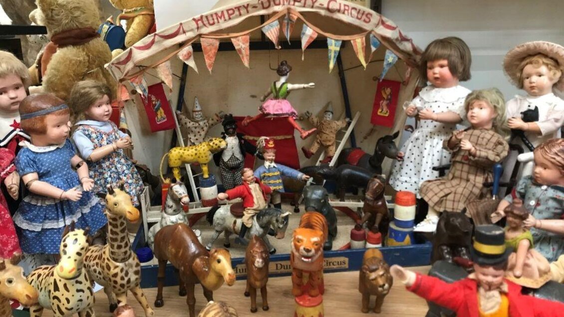 Ein lebendiges Zirkusszenario mit alten Puppen und Spielzeugtieren. Im Hintergrund steht ein Zirkuszelt mit dem Schriftzug "Humpty Dumpty Circus". | © Teddy und Spielzeugmuseum Lannach
