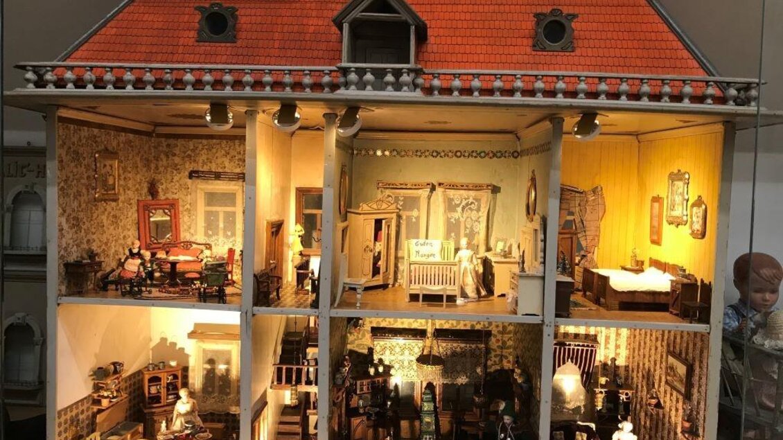Ein detailliertes Puppenhaus mit mehreren Zimmern. Jedes Zimmer ist liebevoll eingerichtet und beleuchtet. | © Teddy und Spielzeugmuseum Lannach