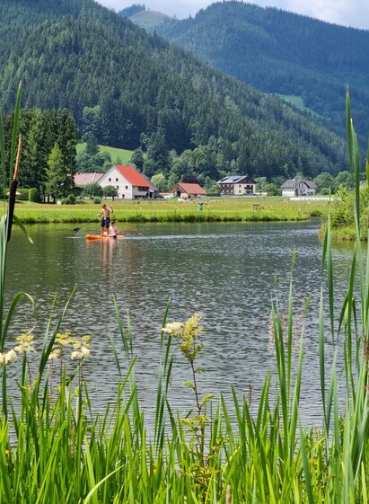 Am Badeteich fährt ein Kajak. | Naturpark Mürzer Oberland, Andreas Steininger | © Naturpark Mürzer Oberland, Andreas Steininger