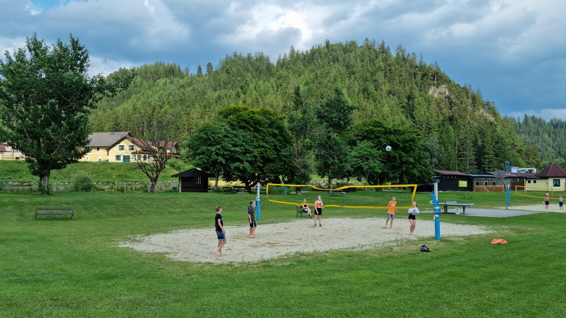 Volleyballplatz bei der Teichanlage.