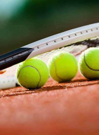 Tennis_Schläger und Bälle_Oststeiermark | © Fotolia