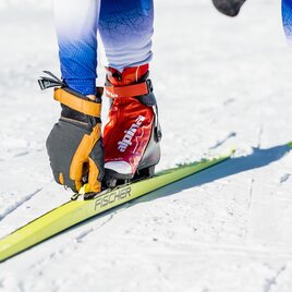 Close-up of cross-country skis and bindings on a groomed ski trail. | © Region Graz - Mias Photoart