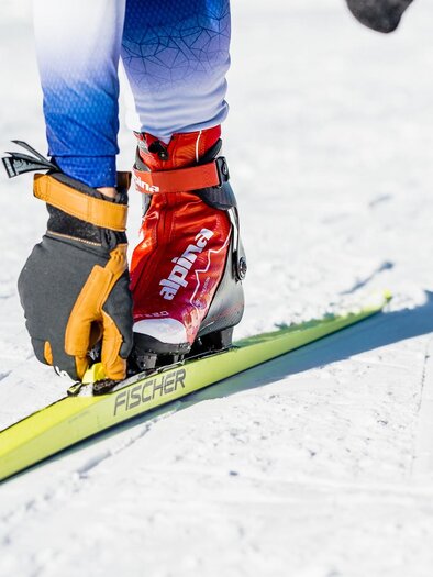 Nahaufnahme von Langlaufski und Bindung auf präparierter Schneeloipe.  | © Region Graz - Mias Photoart