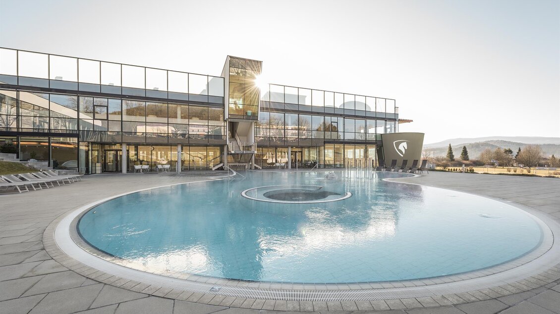 Außenpool der Therme NOVA in Köflach mit modernem Gebäude und Panorama der steirischen Hügellandschaft. | © Hotel & Therme NOVA