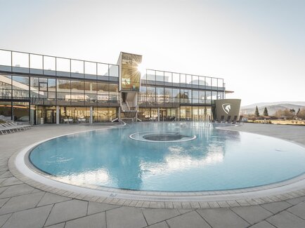 Außenpool der Therme NOVA in Köflach mit modernem Gebäude und Panorama der steirischen Hügellandschaft. | © Hotel & Therme NOVA
