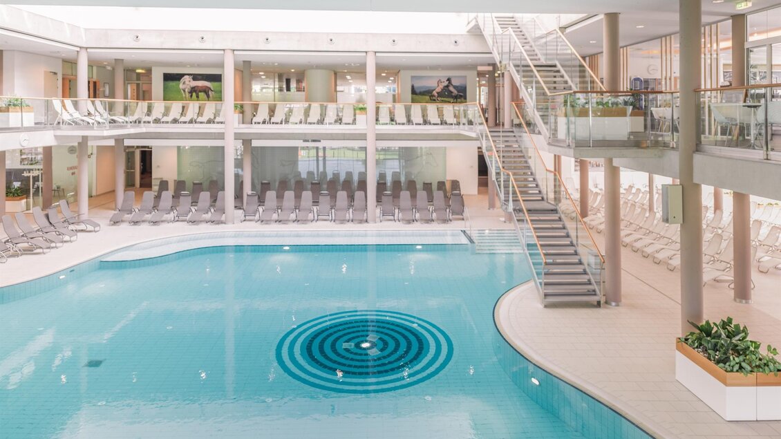 Innenbereich der Therme NOVA in Köflach mit großem Pool, Galerie und Liegebereichen im modernen Spa. | © Hotel & Therme NOVA