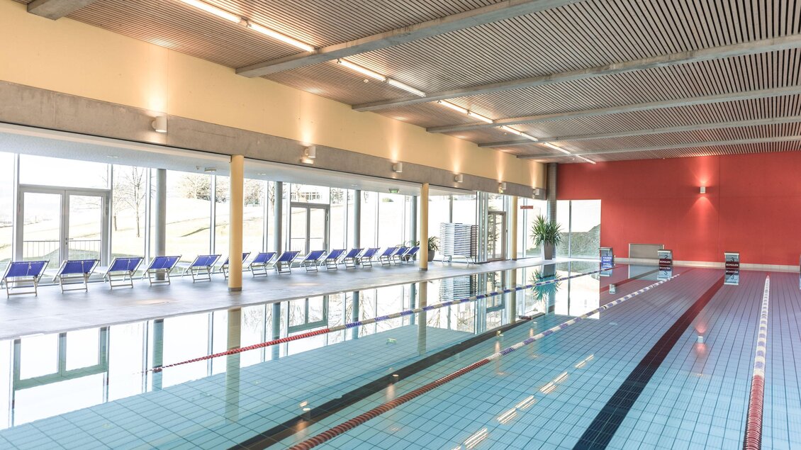 Innen-Sportbecken der Therme NOVA in Köflach mit Schwimmbahnen, großen Fenstern und moderner Hallenarchitektur. | © Hotel & Therme NOVA