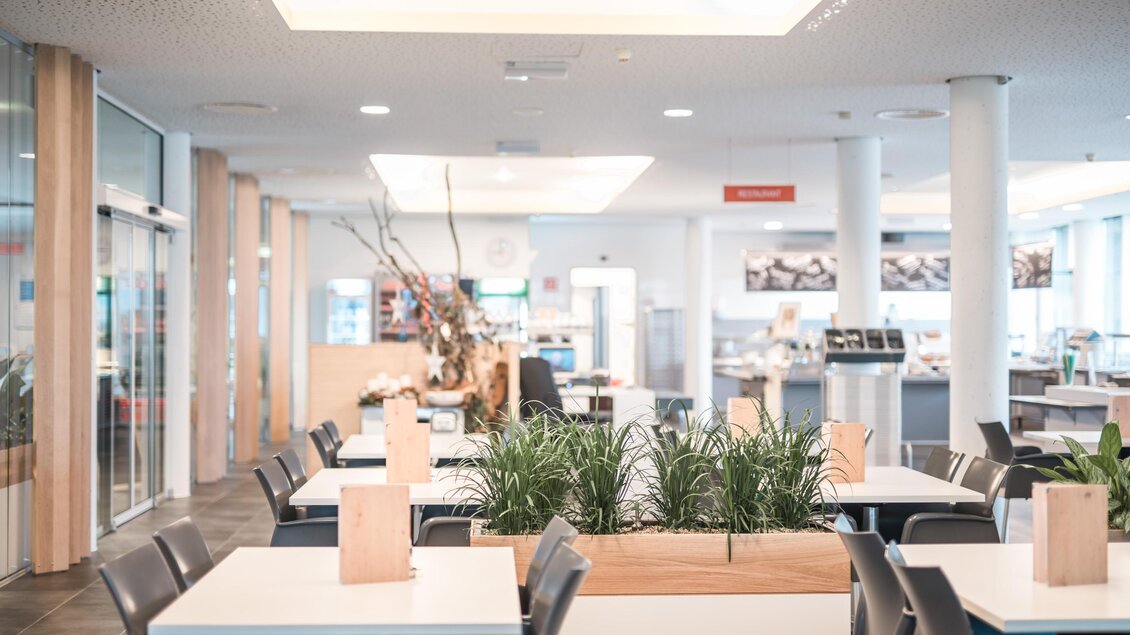 Heller Restaurant- und Loungebereich der Therme NOVA in Köflach mit Sitzplätzen, Pflanzen und moderner Innenarchitektur. | © Hotel & Therme NOVA