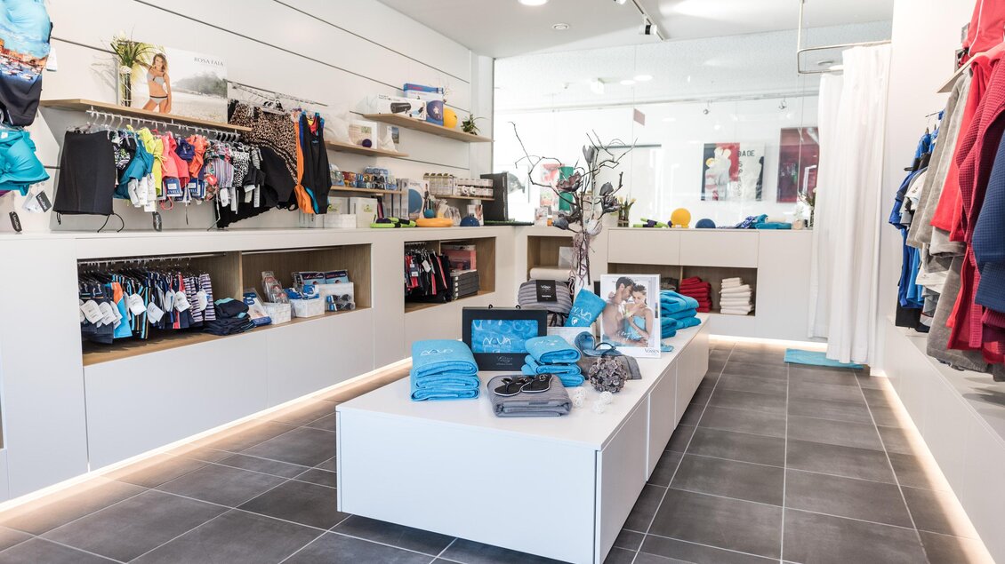 Thermenshop der Therme NOVA in Köflach mit Bademode, Accessoires und Präsentationsflächen im modernen Verkaufsraum. | © Hotel & Therme NOVA